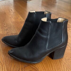 Elegant Nisolo Heeled Black Leather Chelsea Boots